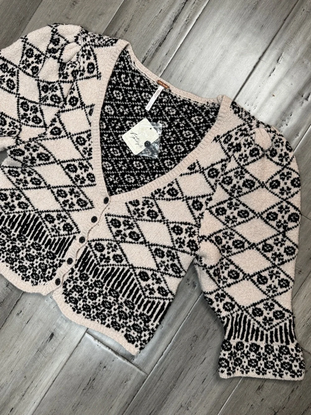 FREE PEOPLE GEO FLORAL KNIT CARDIGAN BLACK CREAM CROPPED BOHO **NWT** - Picture 3 of 15